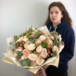 Букет 117 из пионовидных роз, гиерикума, эвкалипта