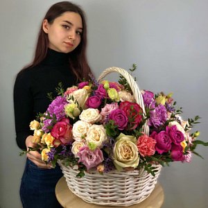 Цветы в корзине 028 из ранункулюсов, роз, гвоздик, хризантем, лимониума, эустомы 