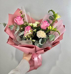 Букет 357 из роз, гвоздик и фрезий