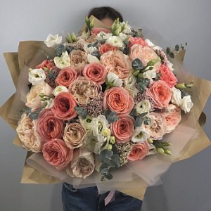 Букет 020 из пионовидных роз, эустомы, эвкалипта
