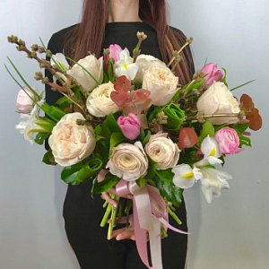 Букет 261 из пионовидных роз, ранункулюсов, ирисов, тюльпанов