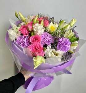 Букетон 323 из кустовых роз, эустомы, гвоздик, альстромерий, лимониума 