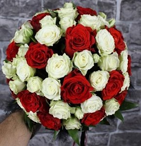 Букет невесты 063 из одноголовых роз и кустовых роз