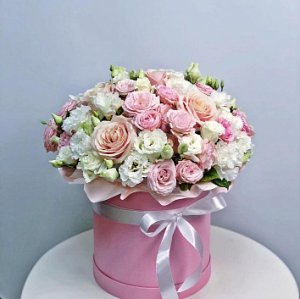 Цветы в коробке 056 из роз,эустом и кустовых роз