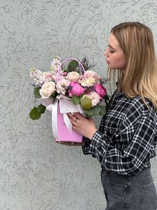 Цветы в коробке 504 из Матиоллы, Пионовидной розы, Пиона, Эвкалипта, Эустомы