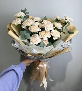 Букет 354 из гвоздик, эвкалипта