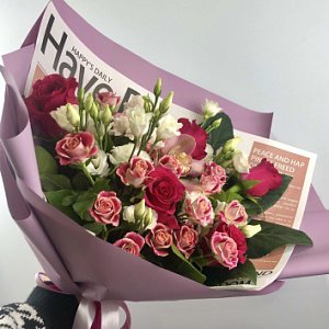 Букет 076 из кустовых роз, эустомы, орхидеи 