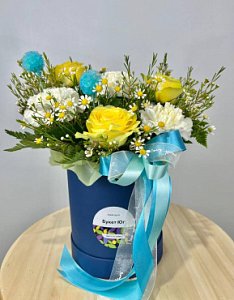 Цветы в коробке 076 из роз, гвоздик, матрекарий