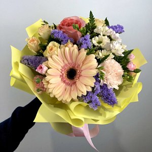 Букетон 301 из гербер, кустовых хризантем, гвоздик, пионовидных роз