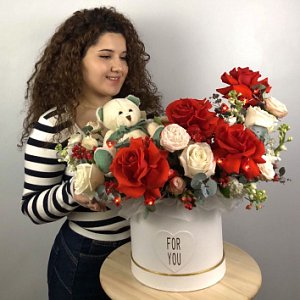Цветы в коробке 060 из роз, кустовых роз, гиперикума , матиолы