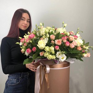 Цветы в коробке 030 из кустовых роз, эустомы, российских роз