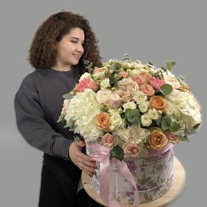 Цветы в коробке 011 из гвоздик, гортензий, роз