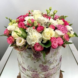 Цветы в коробке 079 из гвоздик, эустомы, роз