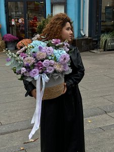 Цветы в корзине 069 из гортензии , эустомы, хоризантемы, роз