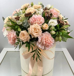 Цветы в коробке 066 из гвоздик, кустовой розы, альстромерий, эустомы и корицы