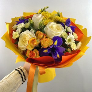 Букетон 303 из кустовых хризантем, кустовых роз, роз Россия, ирисов