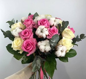 Букет 062 из роз, хлопка и эвкалипта