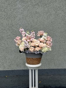 Цветы в корзине 027 из роз , матиолы , гортензии , пионовидных роз