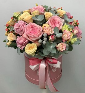 Цветы в коробке 084 из кустовых роз, пионовидных роз, эустомы, гиперикума, эвкалипта
