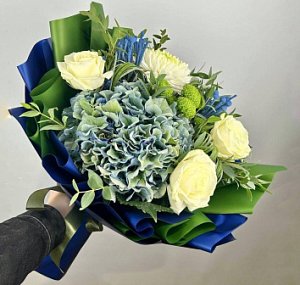 Букет 046 из гортензии, роз, хризантем
