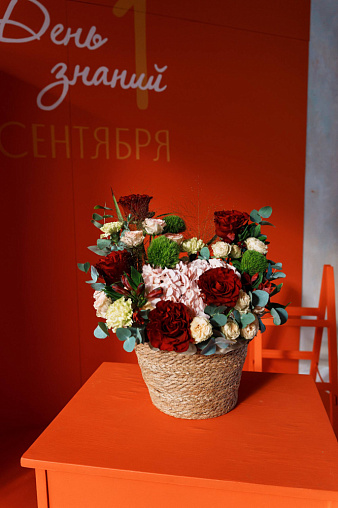 Композиция 474 в корзине из гортензии, роз, гвоздик, эвкалипта 