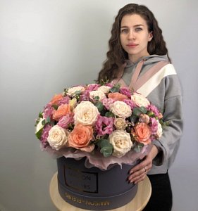 Цветы в коробке 049 из пионовидных роз, эустомы