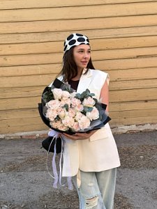 Букет 098 из гвоздик, роз, эвкалипта