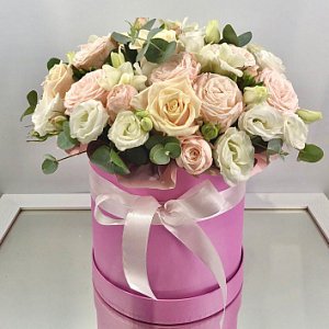 Цветы в коробке 022 из роз , кустовых роз, эустом и фрезий