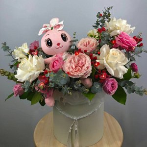 Цветы в коробке 058 из роз , кустовых роз и фрезий