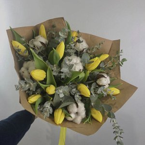 Букет 332 из тюльпанов, эвкалипта