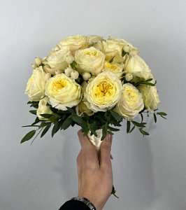 Букет невесты 074 из пионовидных роз, гиперикума