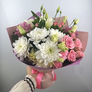 Букетон 103 из гвоздик, хризантем, эустомы, гиперикума